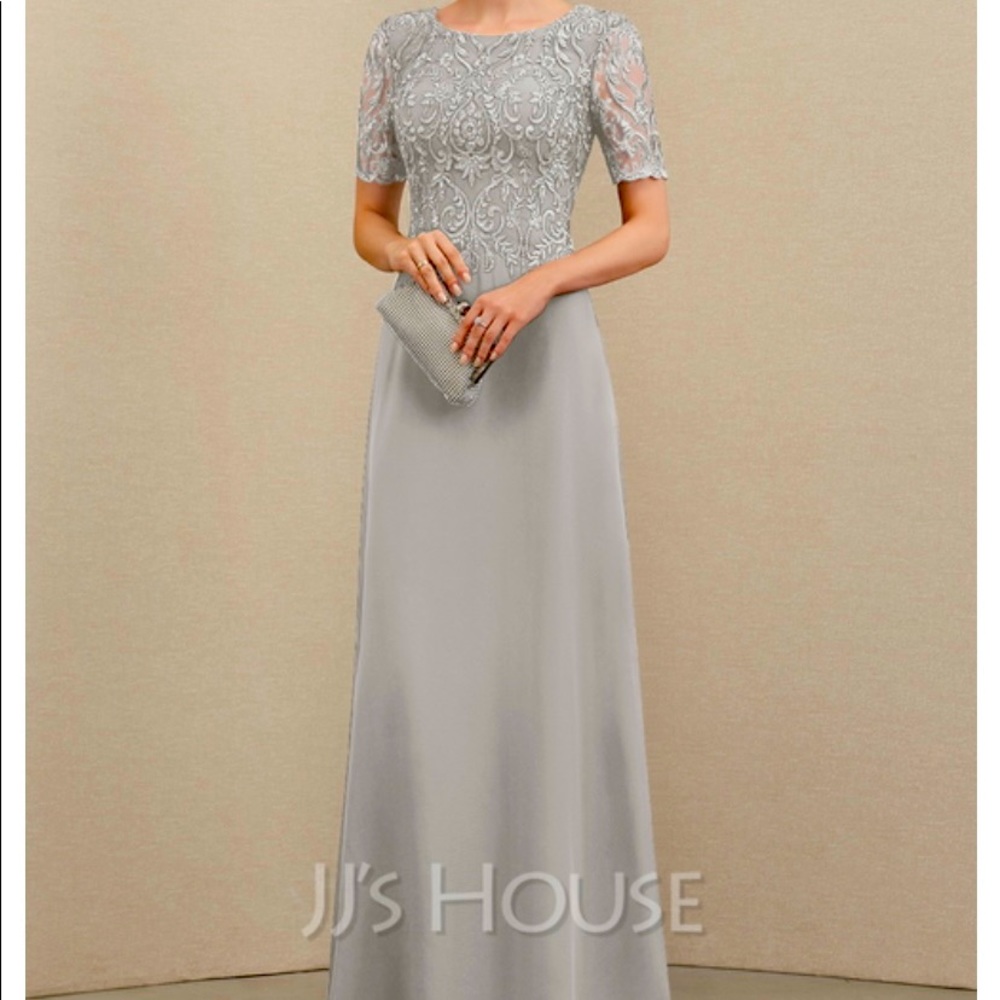 Mother of the bride/groom dress is beautiful, elegant and modest! Silver size 8